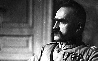 Janowo uhonorowało Józefa Piłsudskiego. Przy Szkole Podstawowej odsłonięto pamiątkową tablicę
